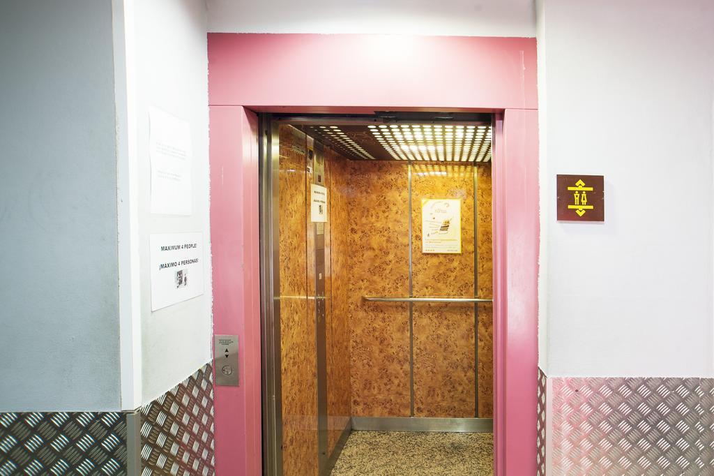 Center-Ramblas Hostal Barcelona Exterior foto